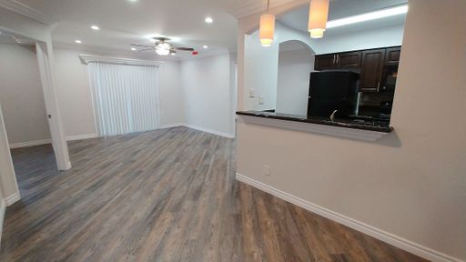 Upgraded Spacious 2+2 Apt has Balcony & View of Downtown L.A. skyline