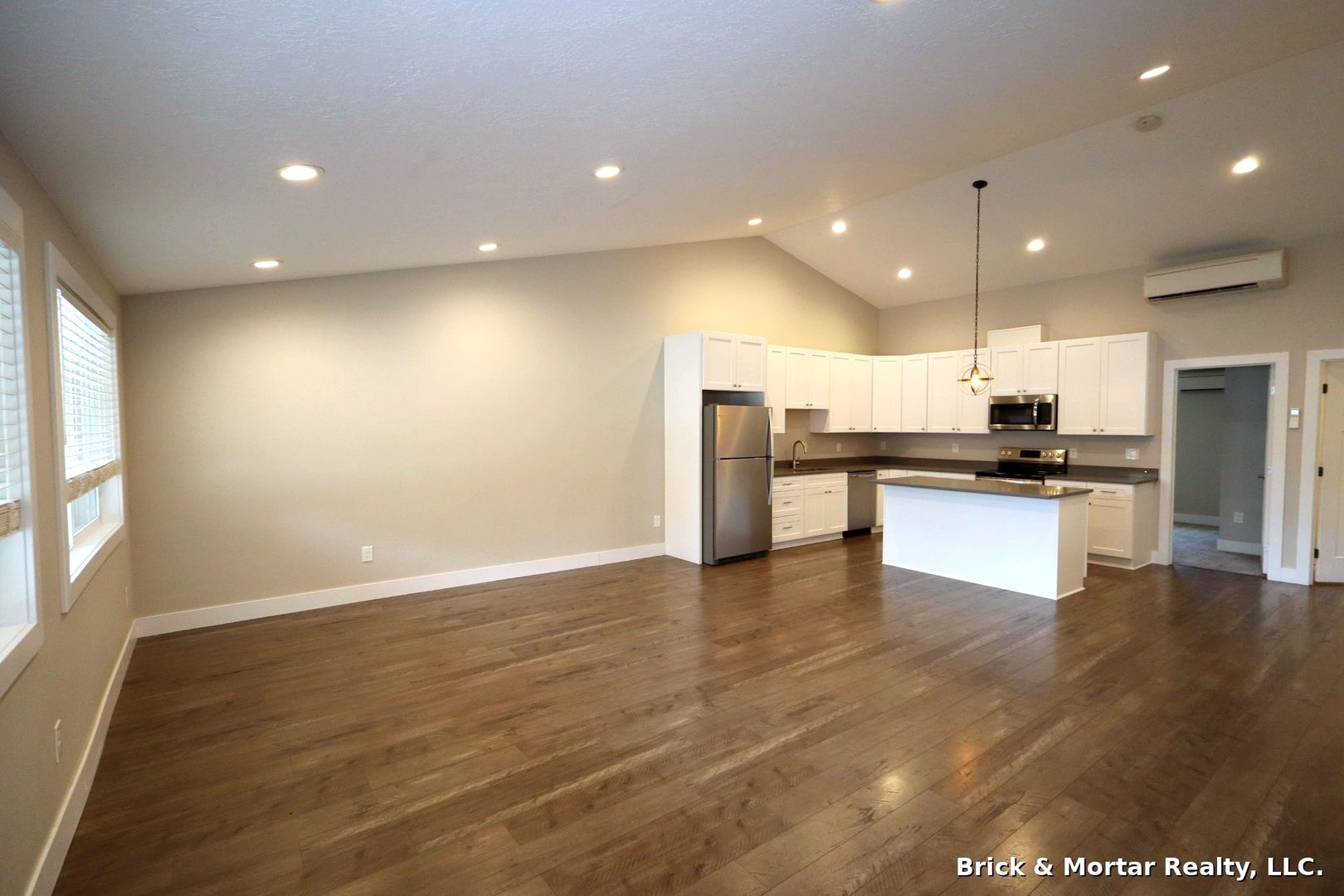 Mill City Apartment: 300 NW Santiam BLVD