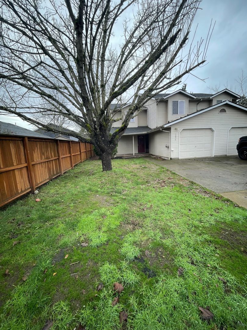 Stayton Apartment: 1096-1098 W. Regis St.