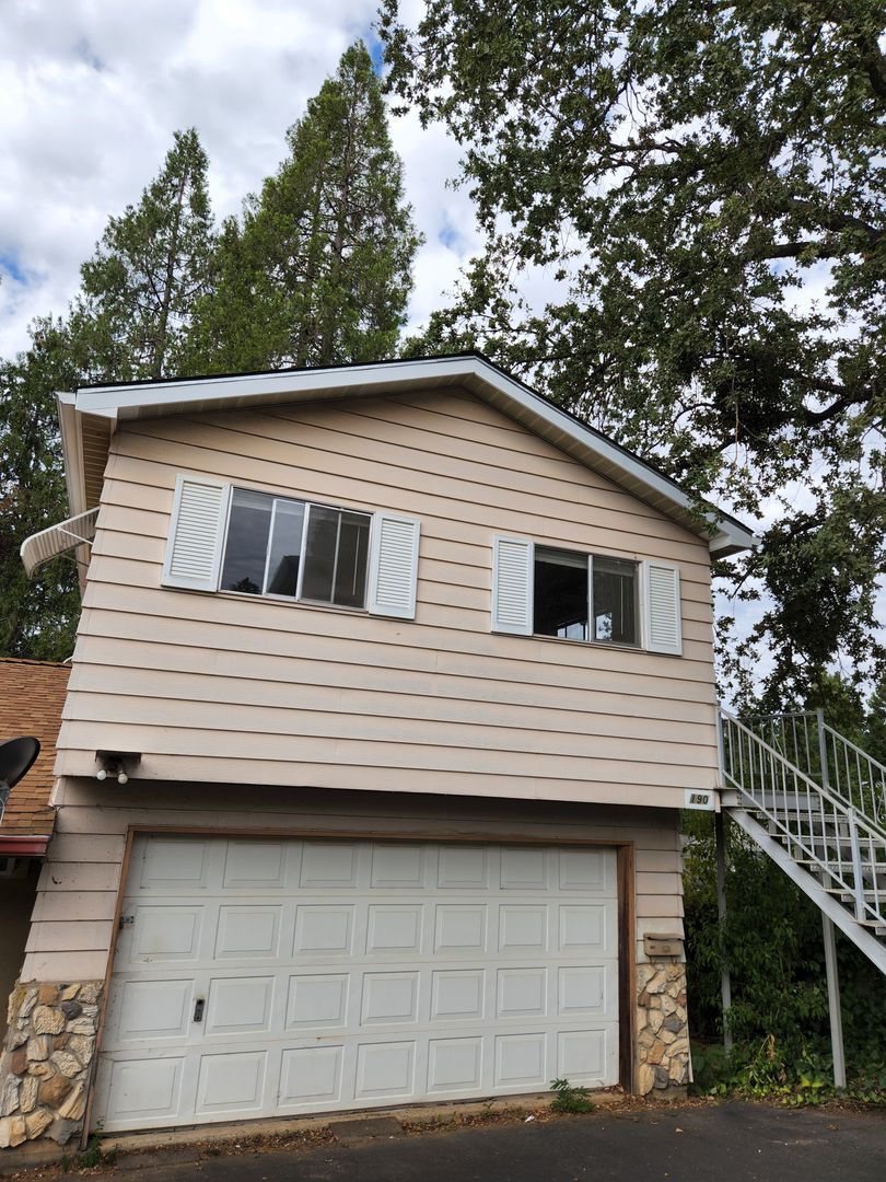 Auburn Apartment: 172-190 Racetrack Street