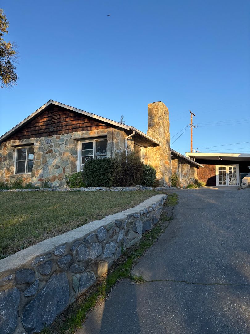 Auburn House: 560 Landis Circle