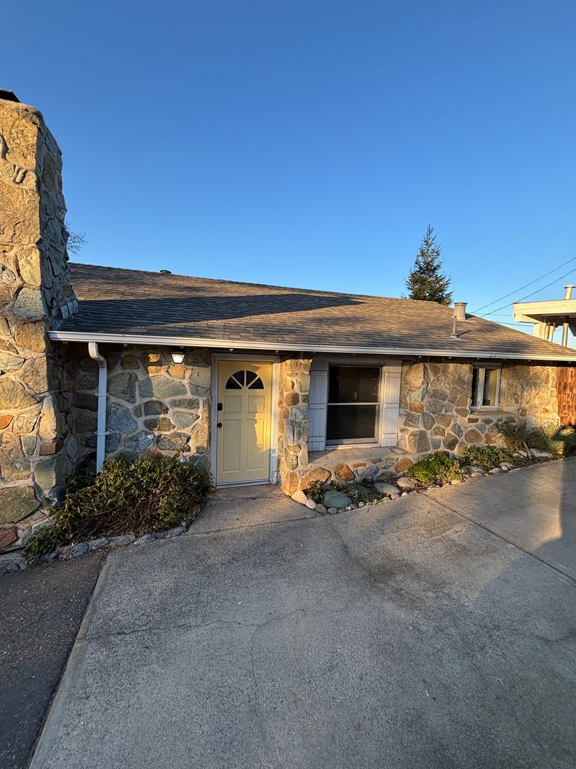 Auburn House: 560 Landis Circle