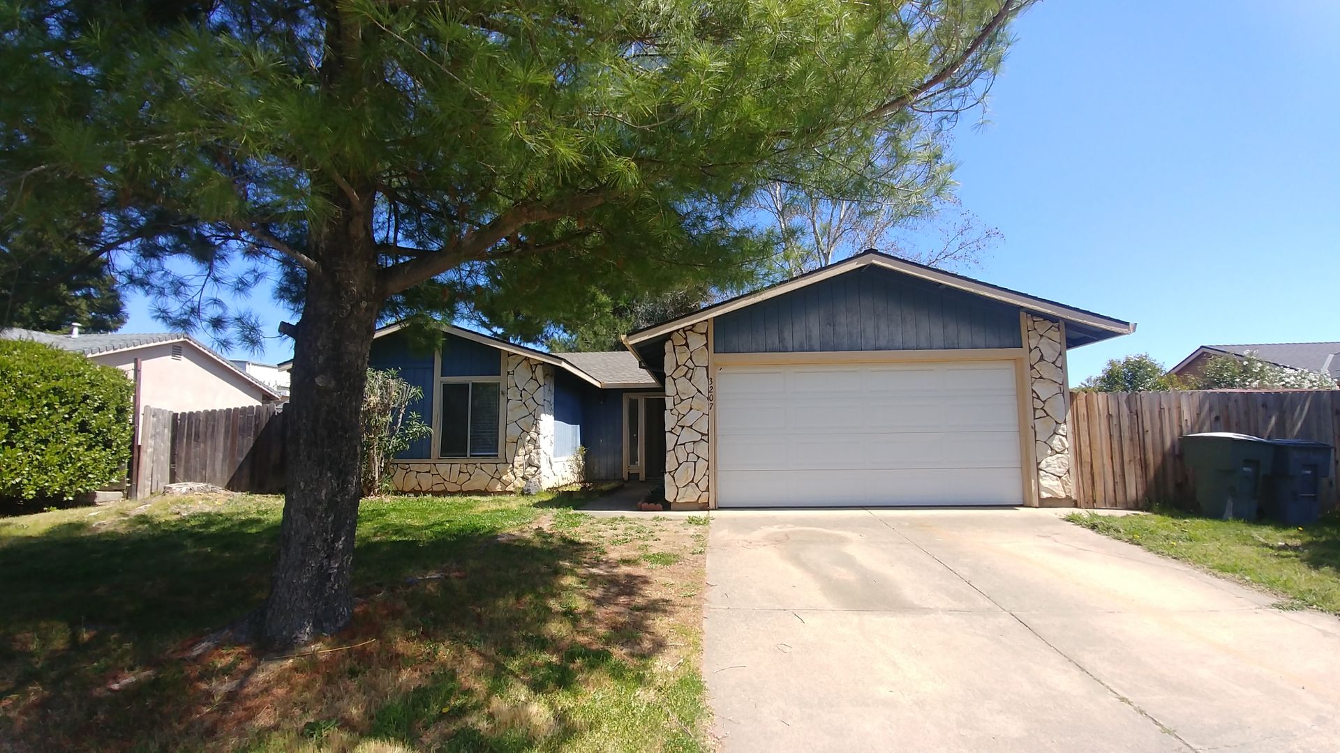 Loomis House: 3207 Kathy Way