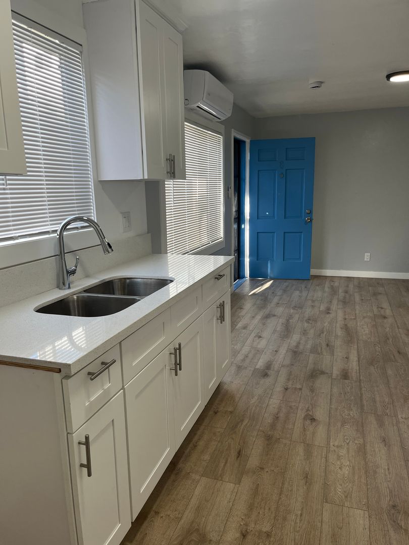 Inglewood Apartment: 820-822 S. Osage Ave