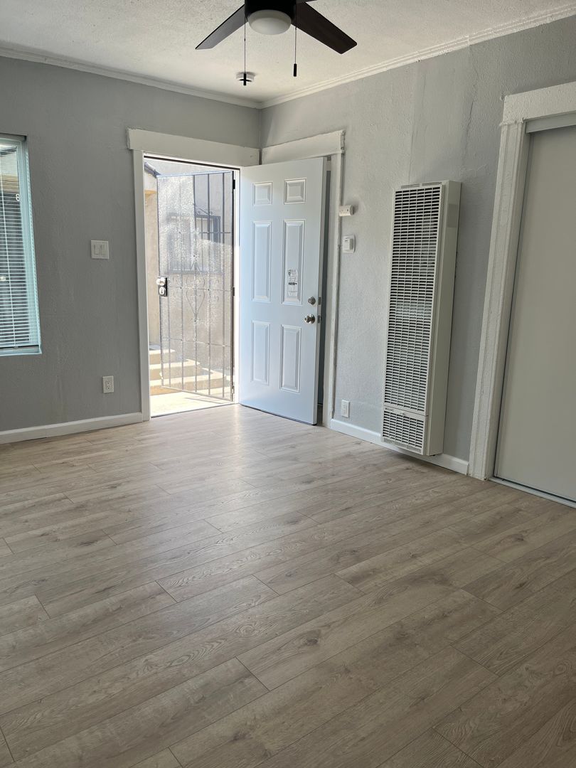 Los Angeles Apartment: 8013 South Hoover Street