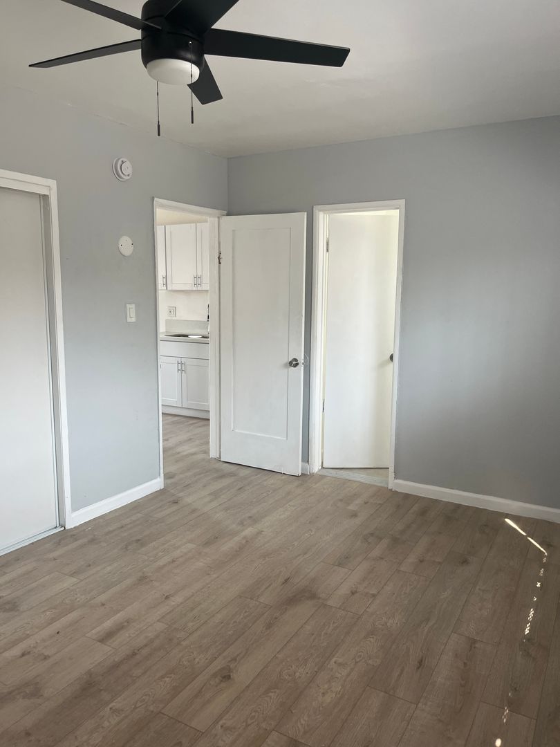 Los Angeles Apartment: 11718 South Budlong Avenue