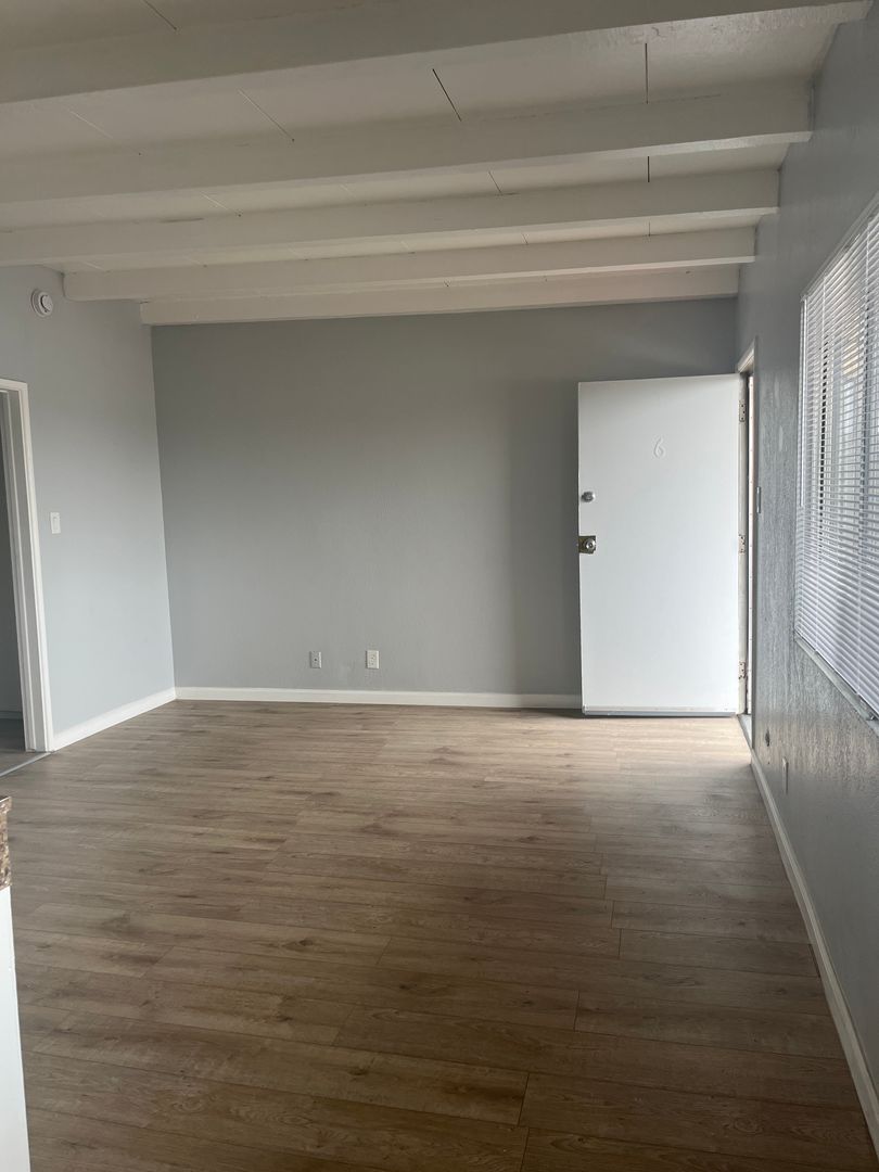 Los Angeles Apartment: 11426 South Budlong Avenue
