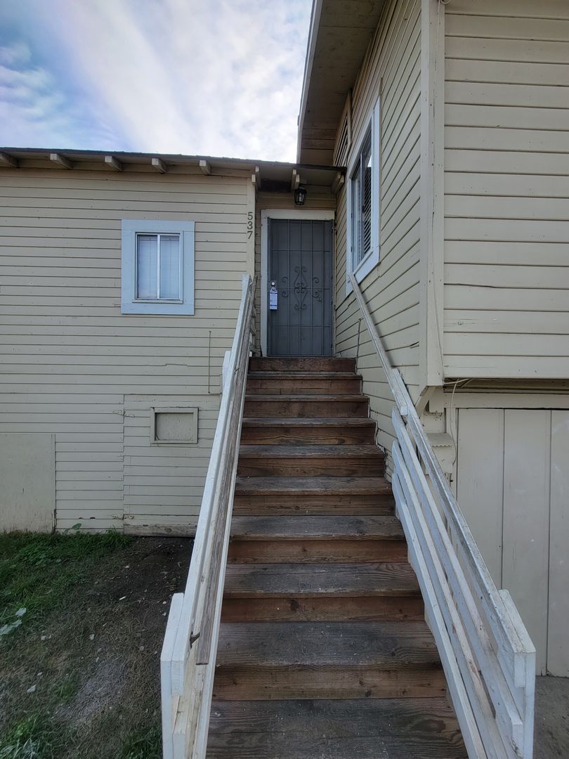 Tulare Apartment: 527 & 537 E. San Joaquin Ave.