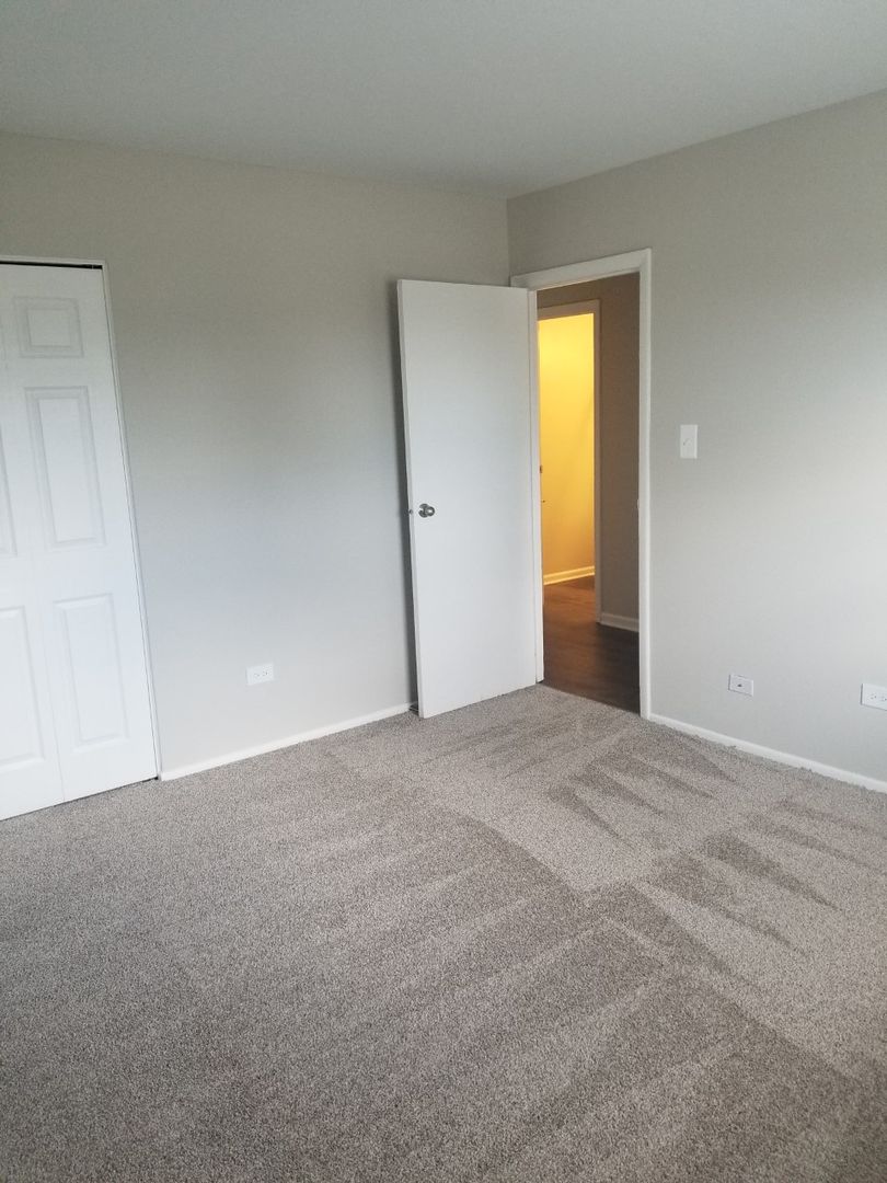 Hoffman Estates Apartment: 985 Grand Canyon Parkway