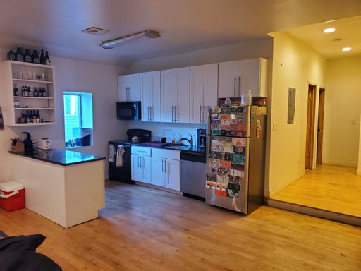 Beautiful Large 3 Bedroom 1 Bathroom Apartment – photo 1