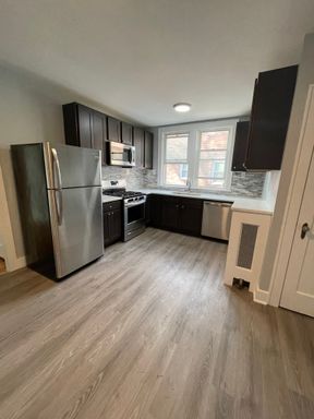 Newly Remodeled 1-Bedroom Apartment with Natural Light | Heat & Hot Water Included | Prime Albany Location – photo 1