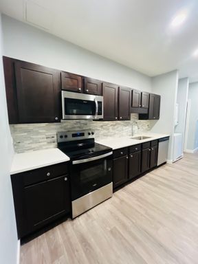 Bright & Spacious 3-Bedroom Apartment with In-Unit Washer/Dryer | Heat & Hot Water Included | Near Center Square – photo 1