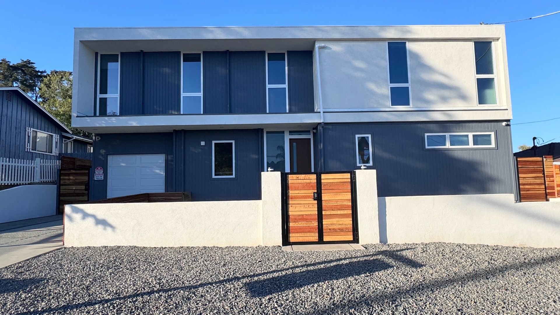 Fallbrook Apartment: 139-41 Almond St.