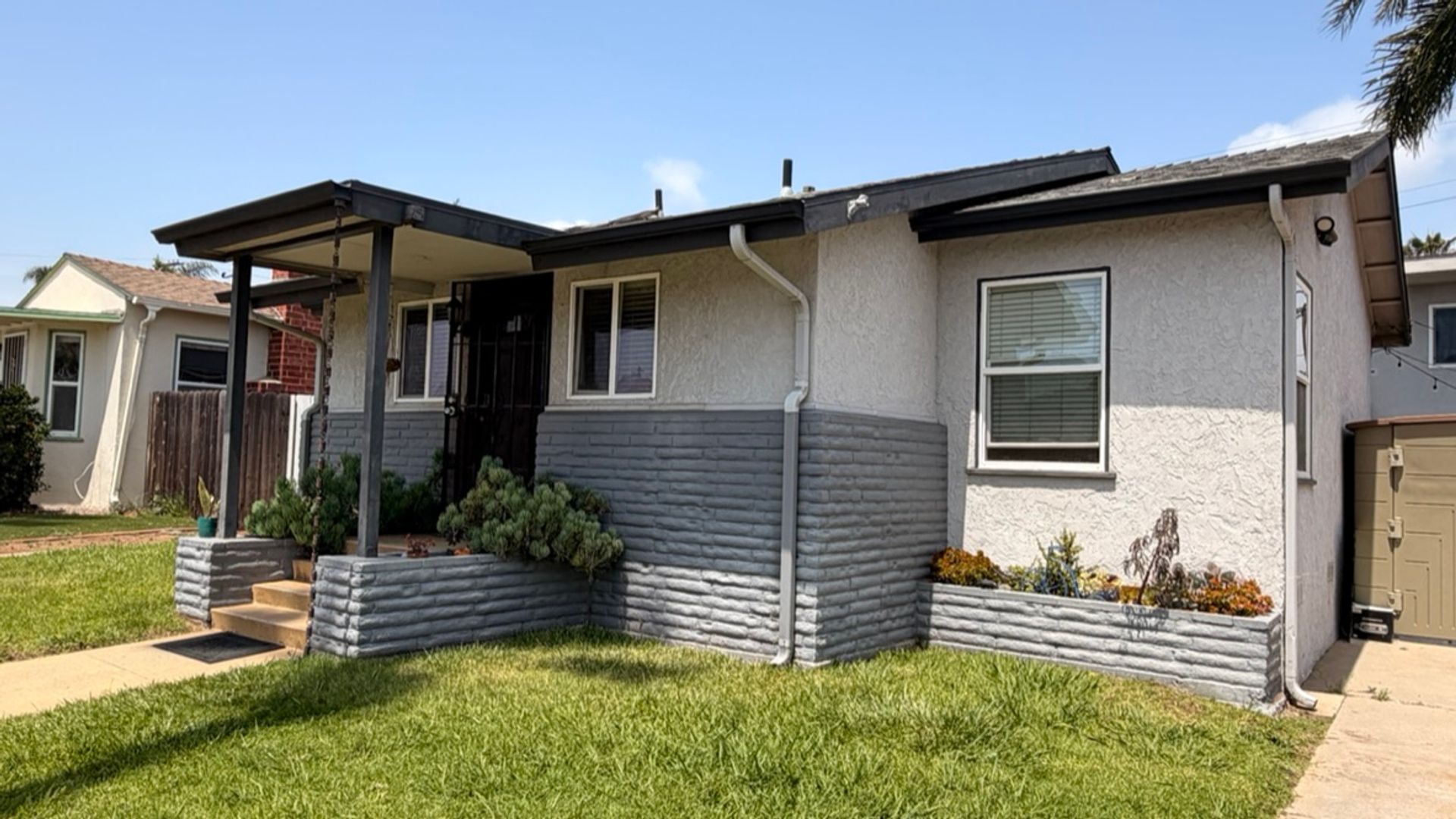 Oceanside Apartment: 1716 S Tremont St