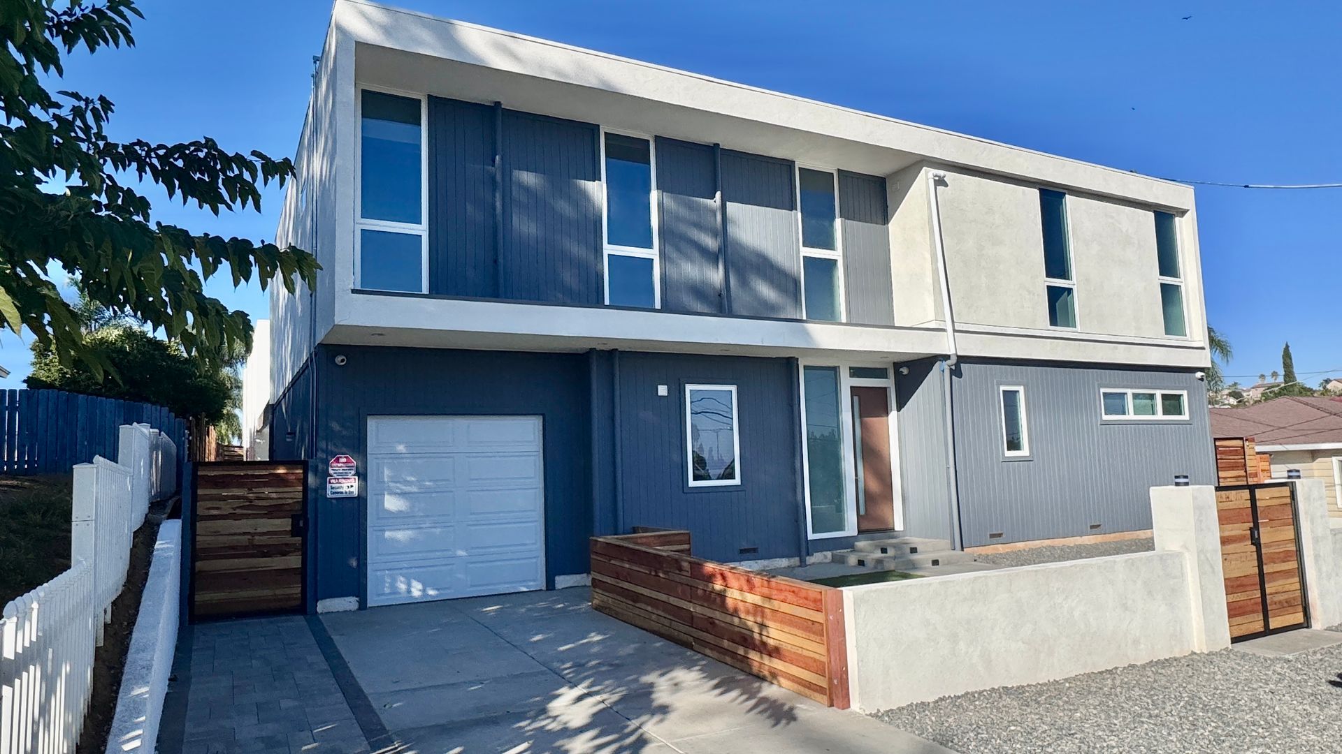 Fallbrook Apartment: 139-41 Almond St.