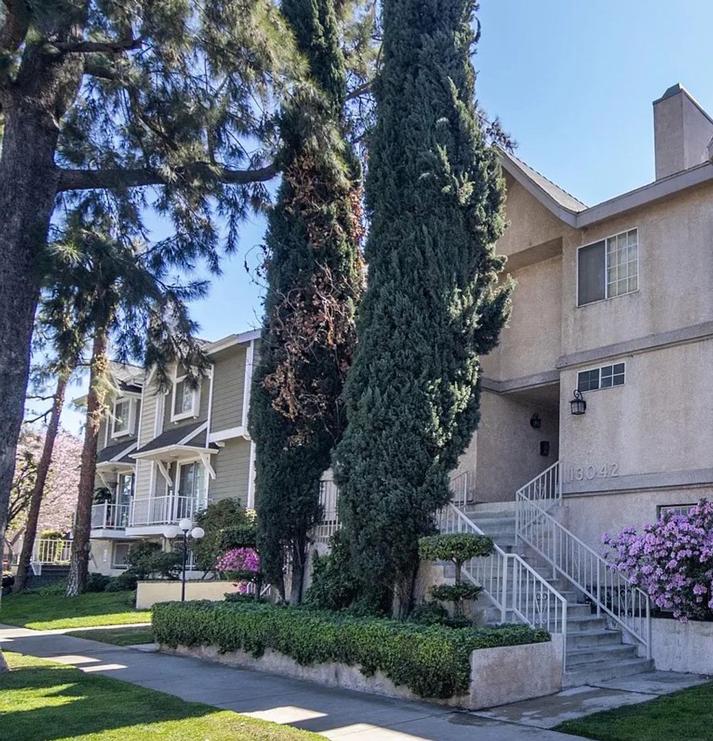 Sherman Oaks Apartment: 13042 Riverside Drive