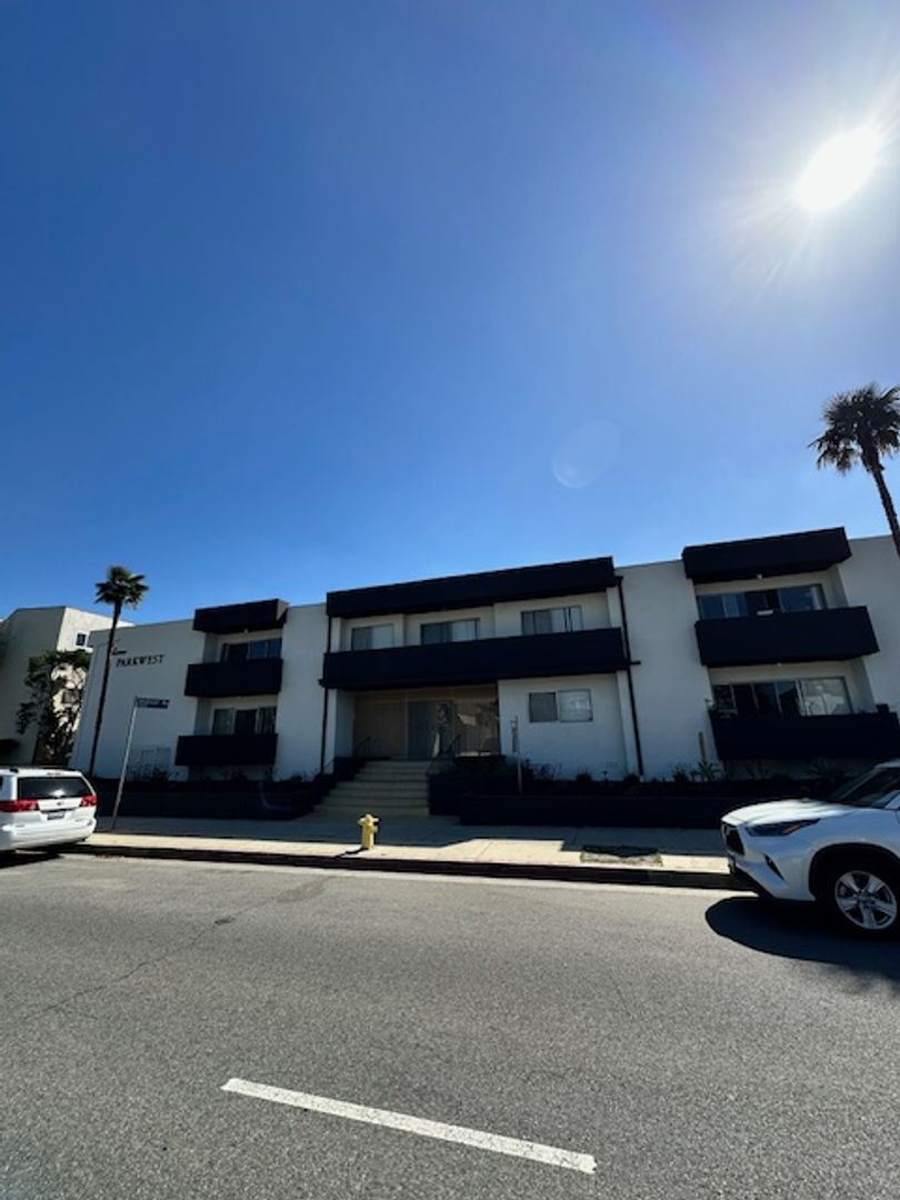 Encino Apartment: 17340 Burbank Blvd