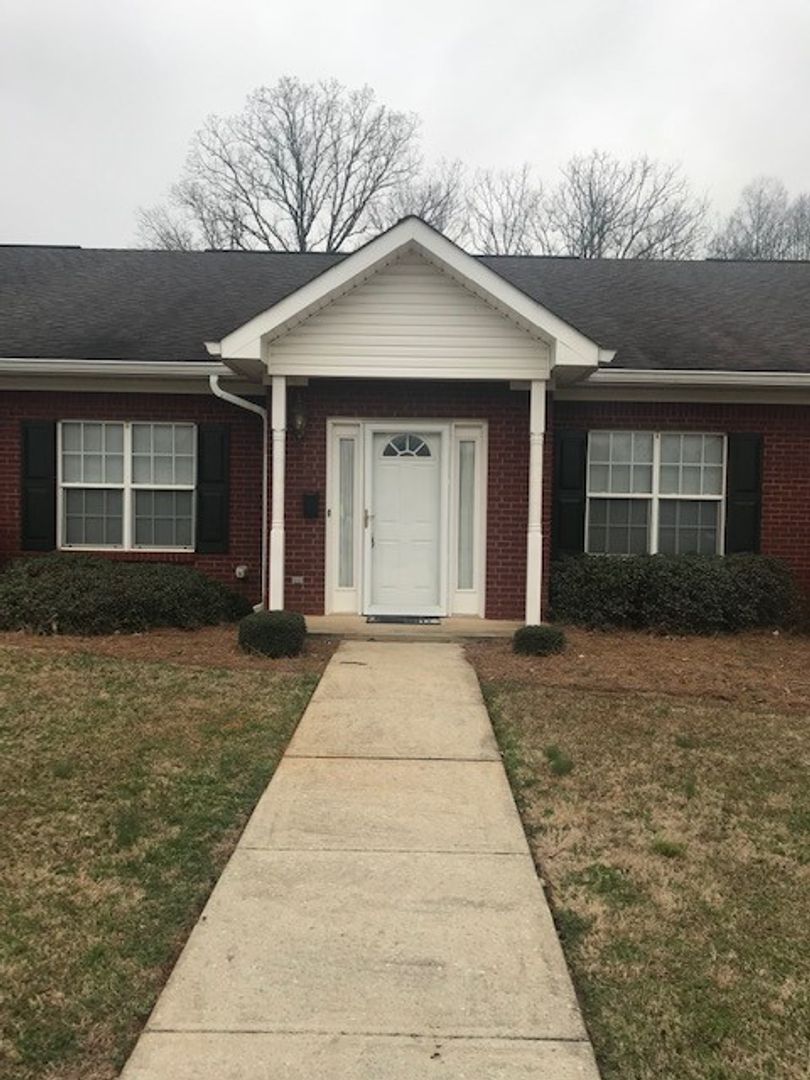 Talladega House: 109 Patty Lane