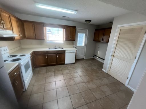 Park Village Apartments behind Oxford Lake – photo 1