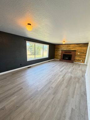 Rare 3 Bedroom House with a Shop!