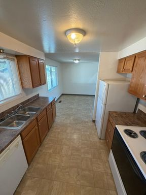 2 Bedroom Duplex with small back patio! – photo 1