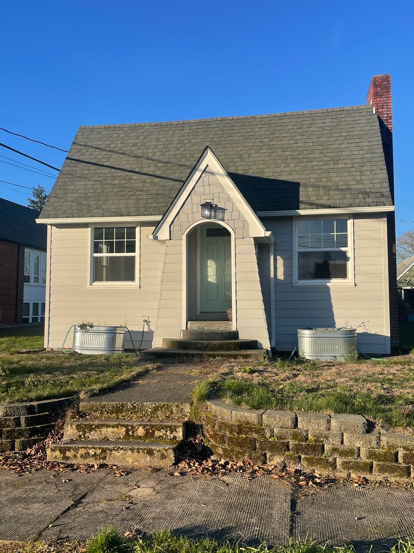 Lebanon House: 229 E Vine Street