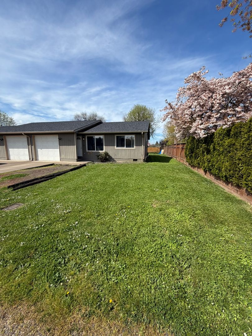 Lebanon Apartment: 370 S 11th St