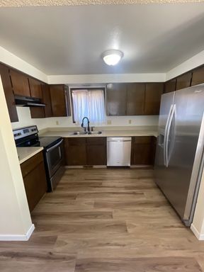 Convieniently located pet friendly 2 bedroom duplex with fresh updates! – photo 1