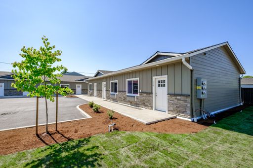 Rare Pet Friendly Single Level One Bedroom Apartment In Lebanon!