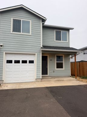 3 Bedroom Duplex with Fenced backyard! – photo 1