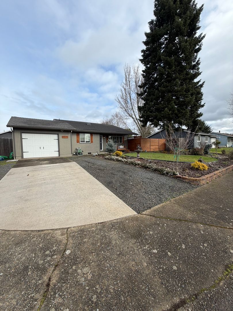 Lebanon House: 855 Sugarberry Ln