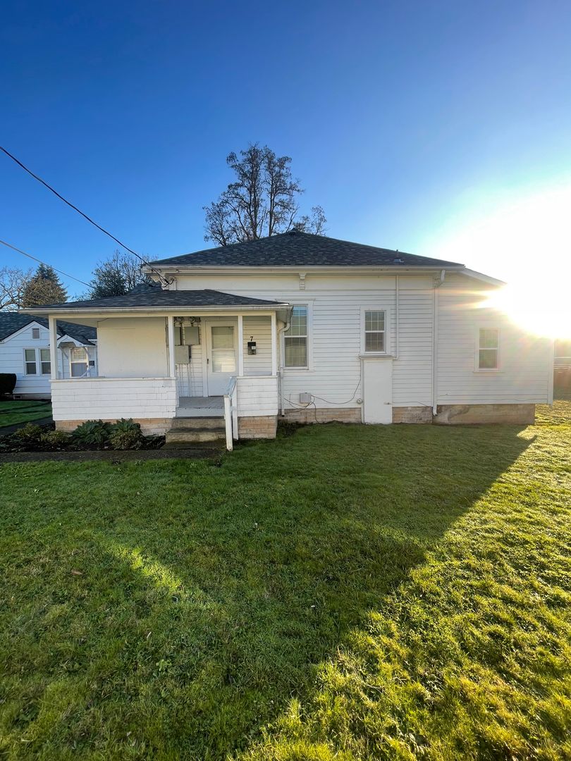 Lebanon Apartment: 530 Grove St