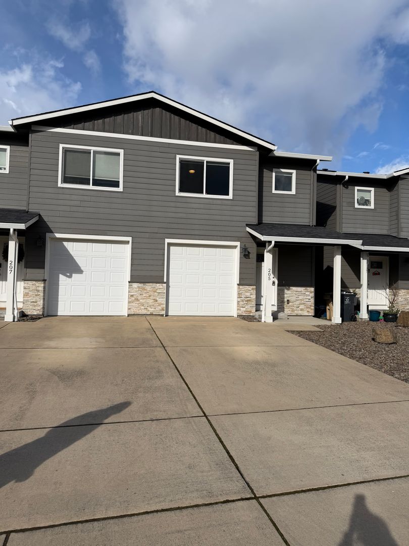 Lebanon Multiplex: 205 W. 'J' St.