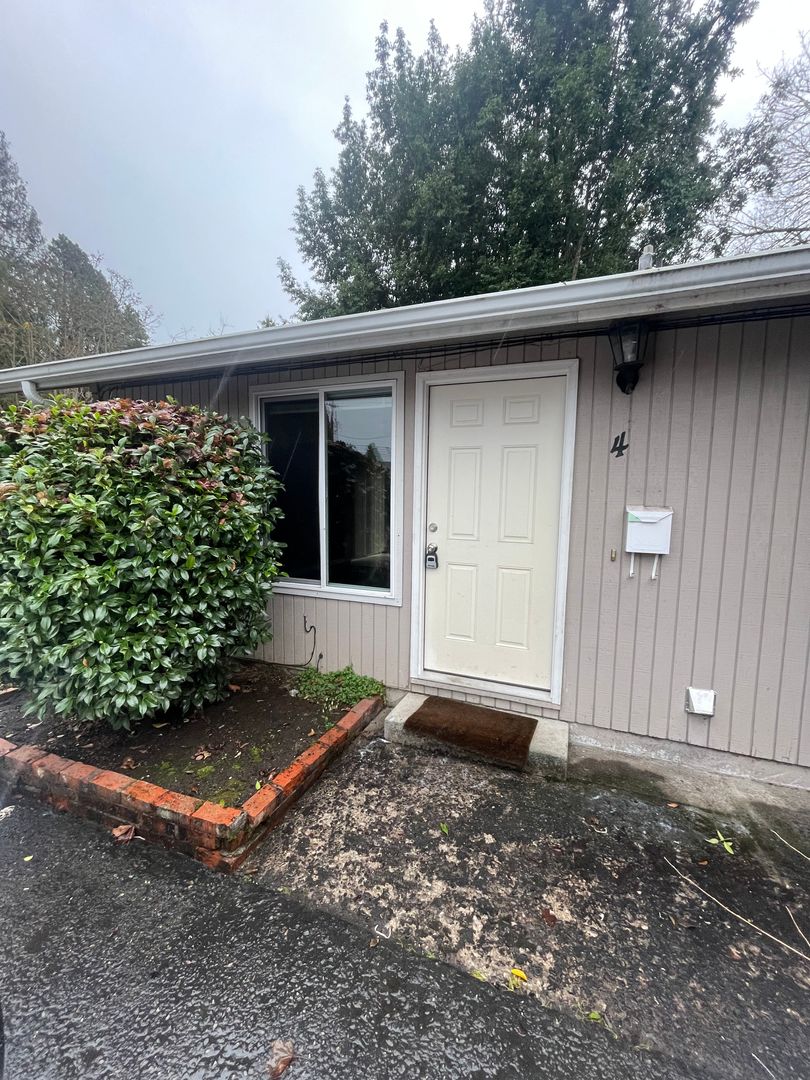 Lebanon Apartment: 198 E Milton St - #4