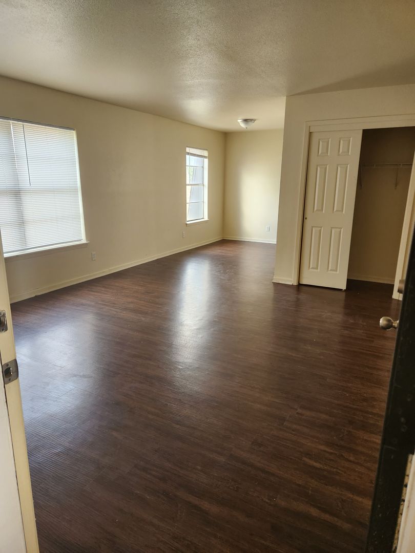 Kingsville Apartment: 800 E General Cavazos Blvd