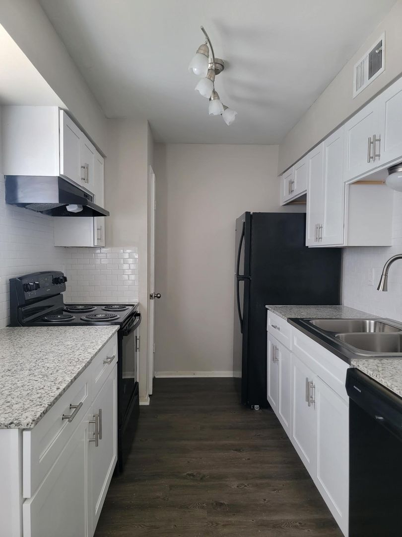 Kingsville Apartment: 800 E General Cavazos Blvd