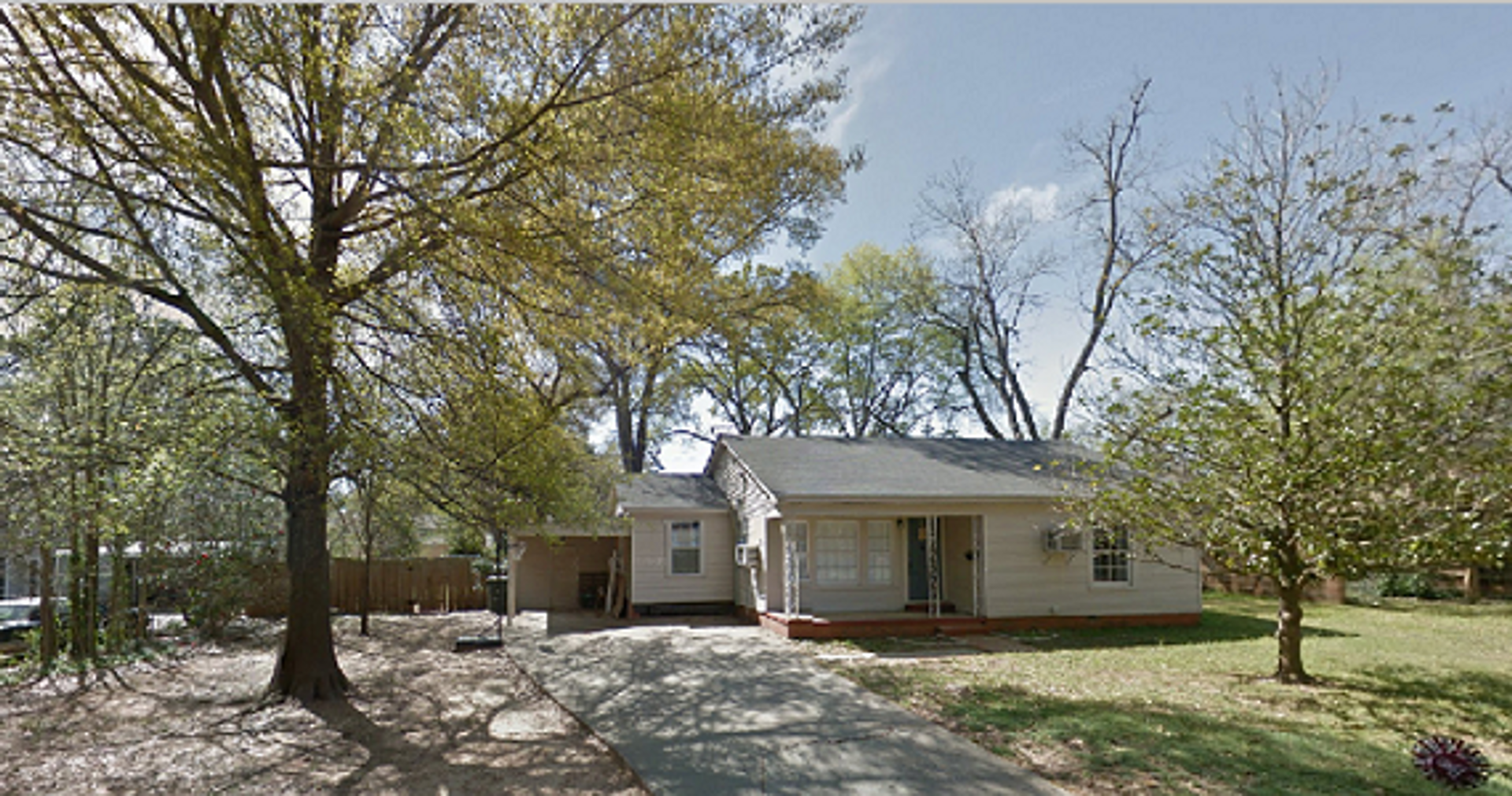 Nacogdoches House: 216 Hayter St