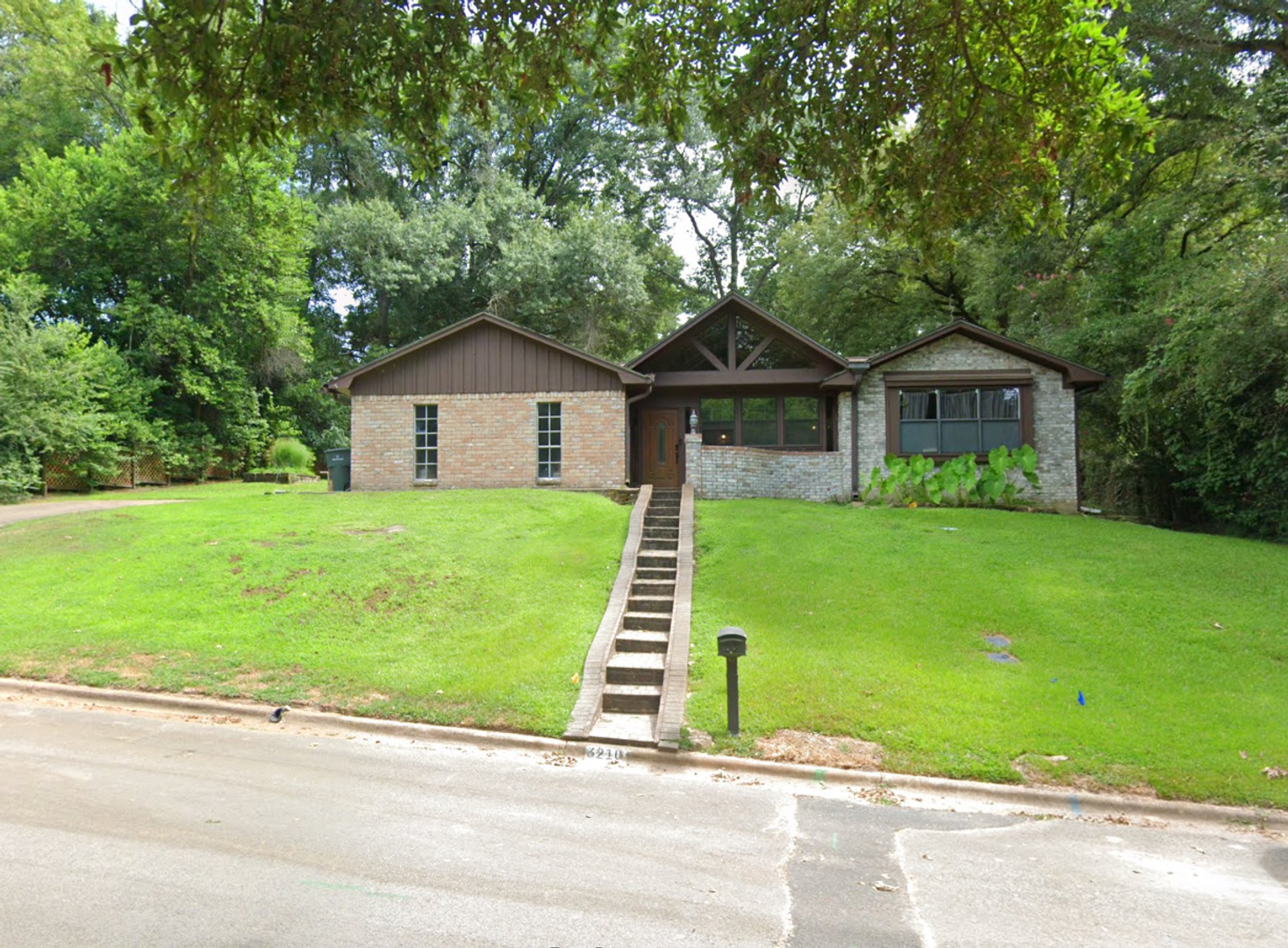 Nacogdoches House: 3210 Colonial Dr.