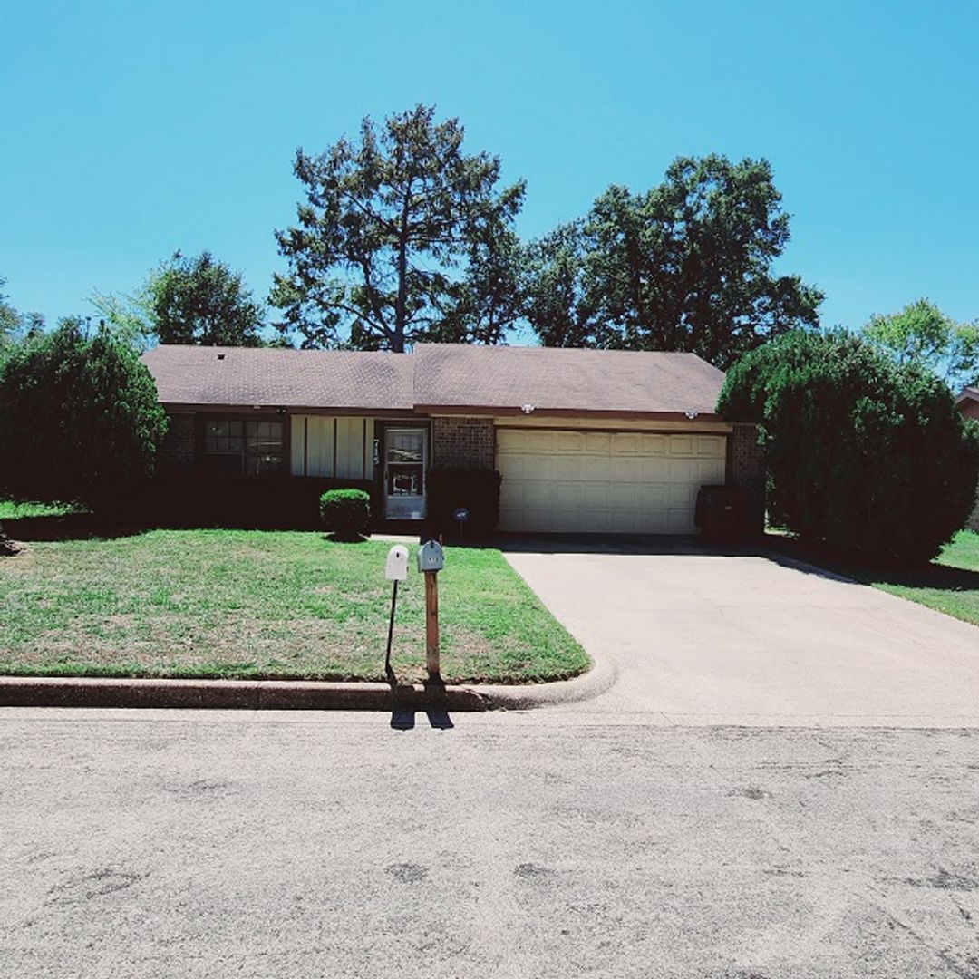 Nacogdoches House: 715 Shumard Oak St.