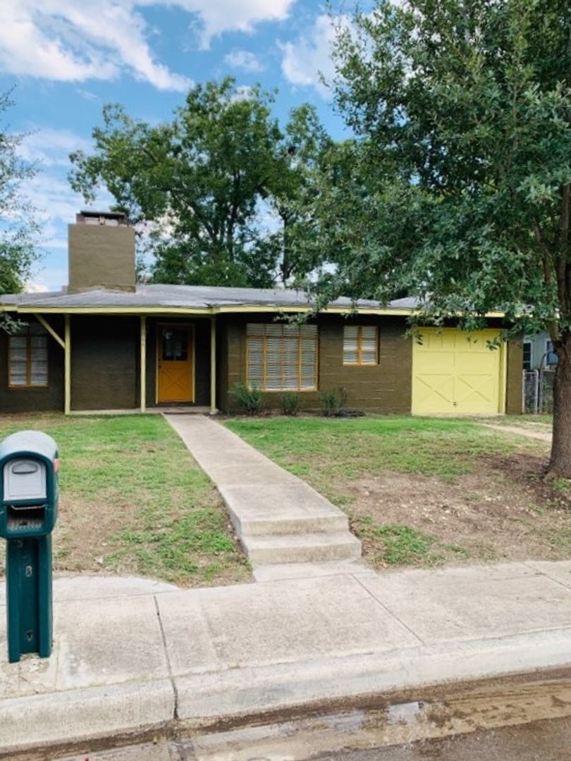 San Marcos House: 1064 Sycamore