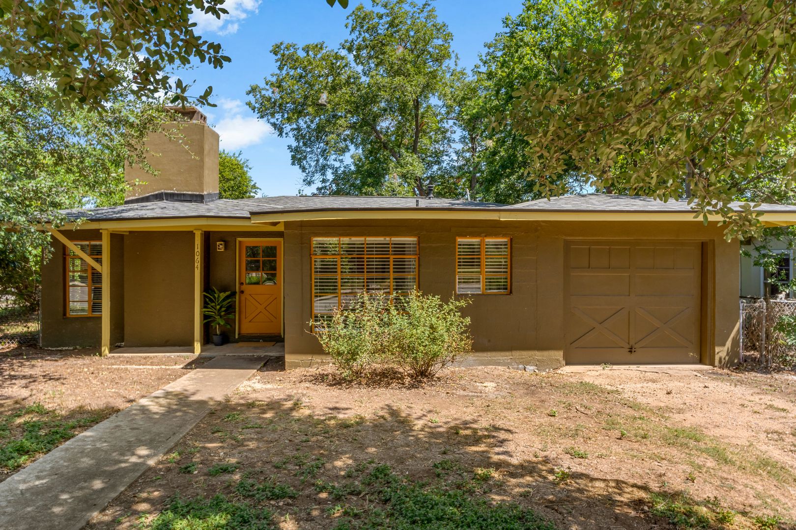 San Marcos House: 1064 Sycamore