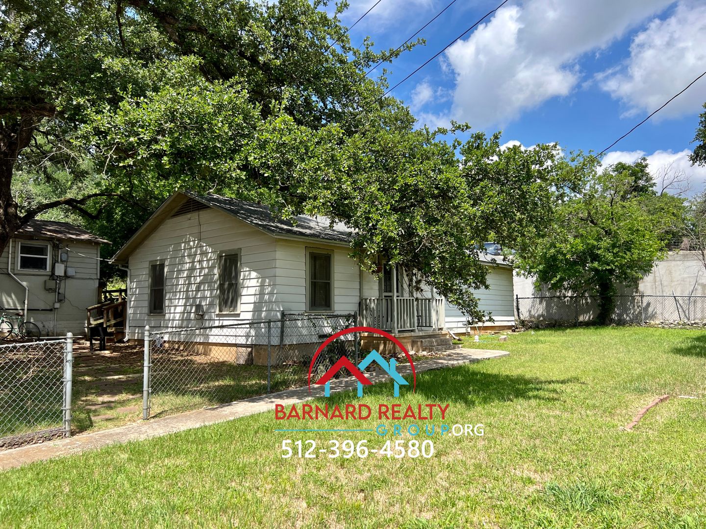 San Marcos House: 1007 N. LBJ