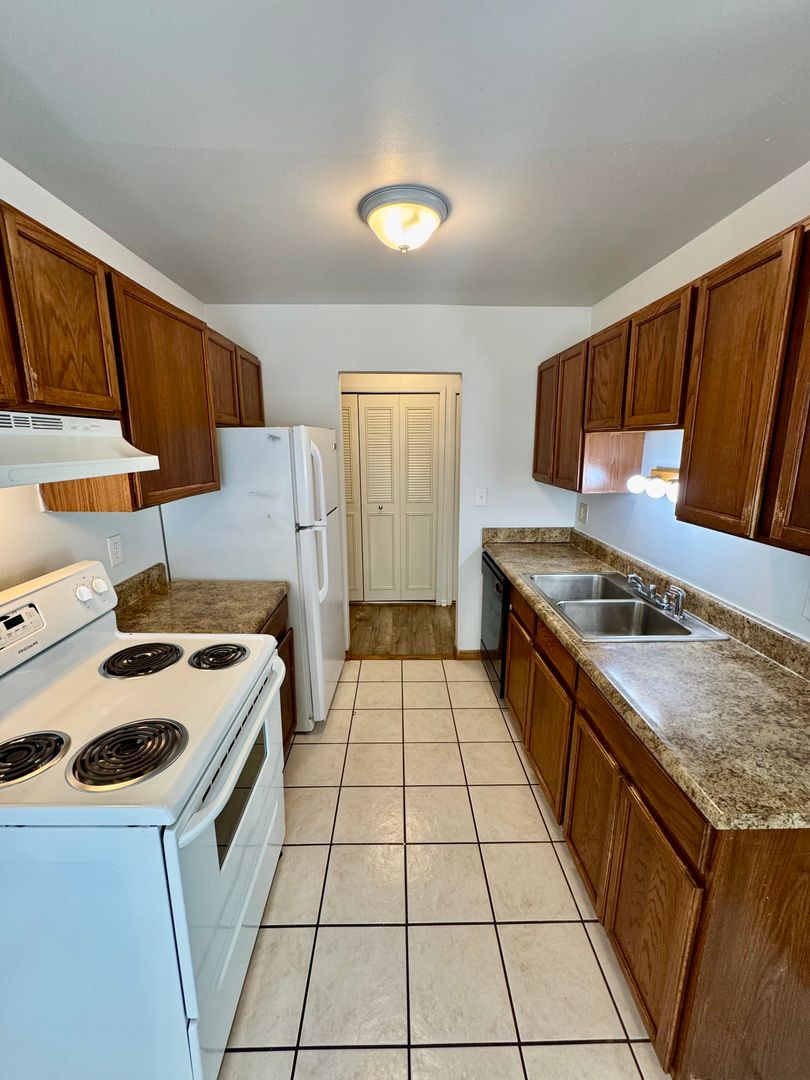 Ypsilanti Apartment: 2811 Golfside Dr