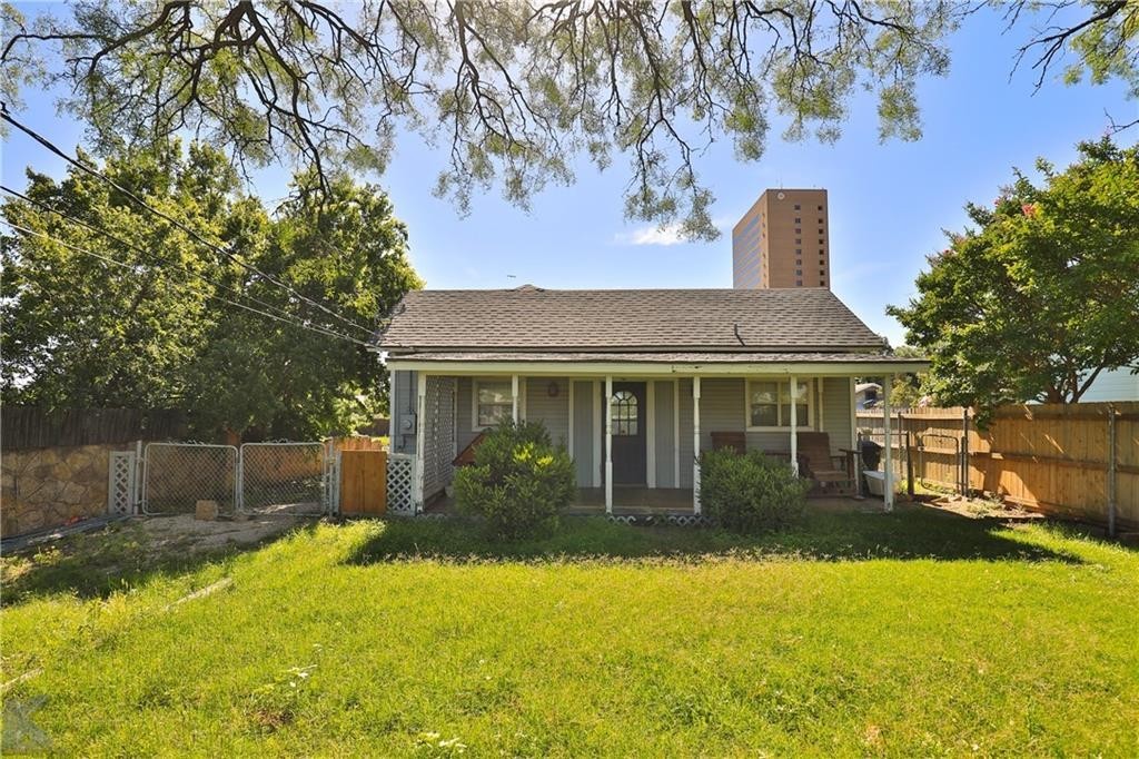 Abilene House: 418 Elm St