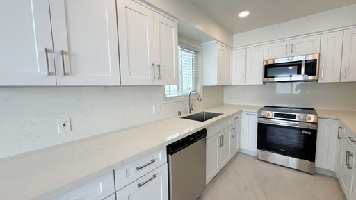 Manhattan Beach Living | 1-Bedroom + Garage – photo 1