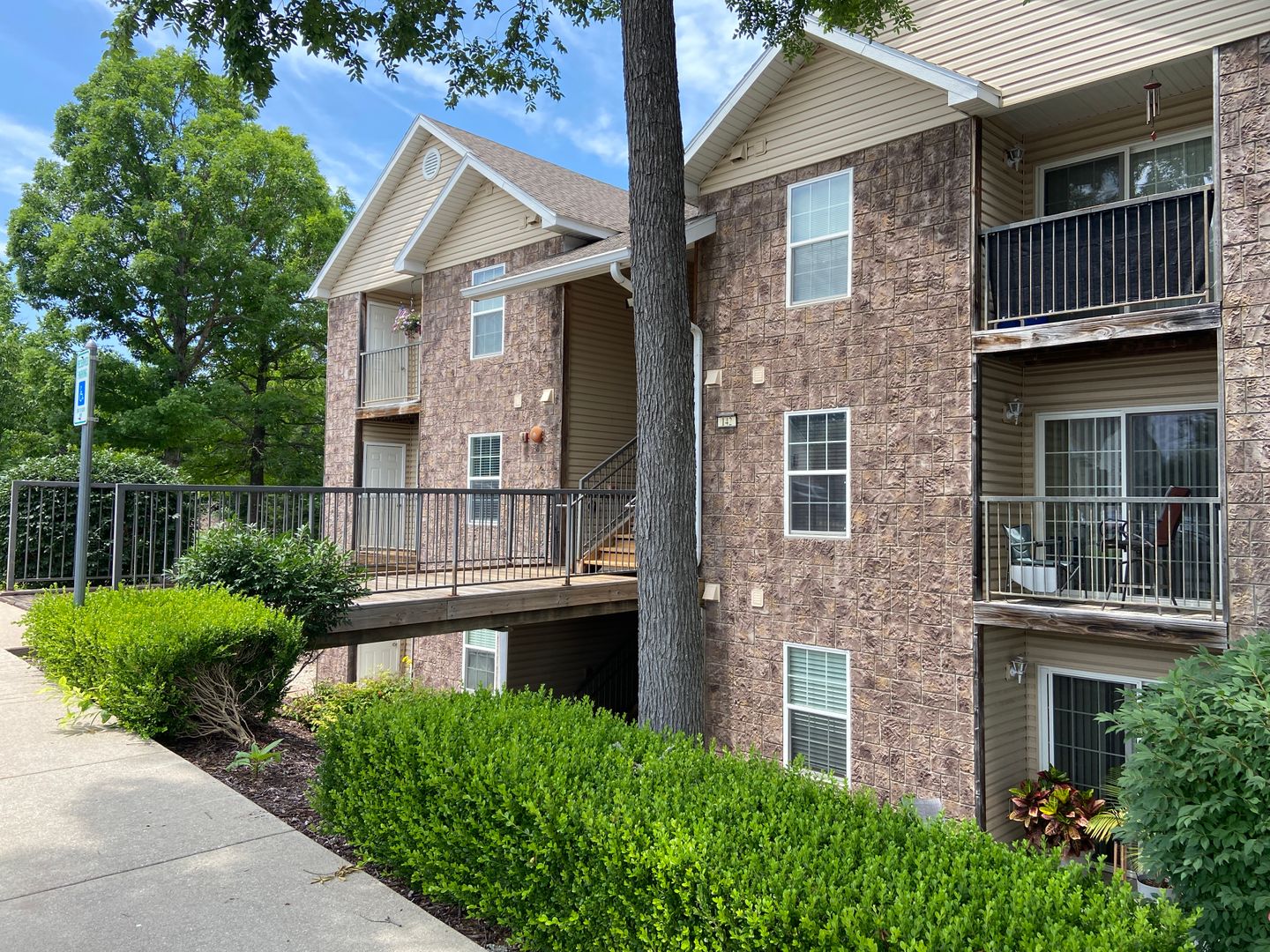 Branson House: 142 E Vixen Cr