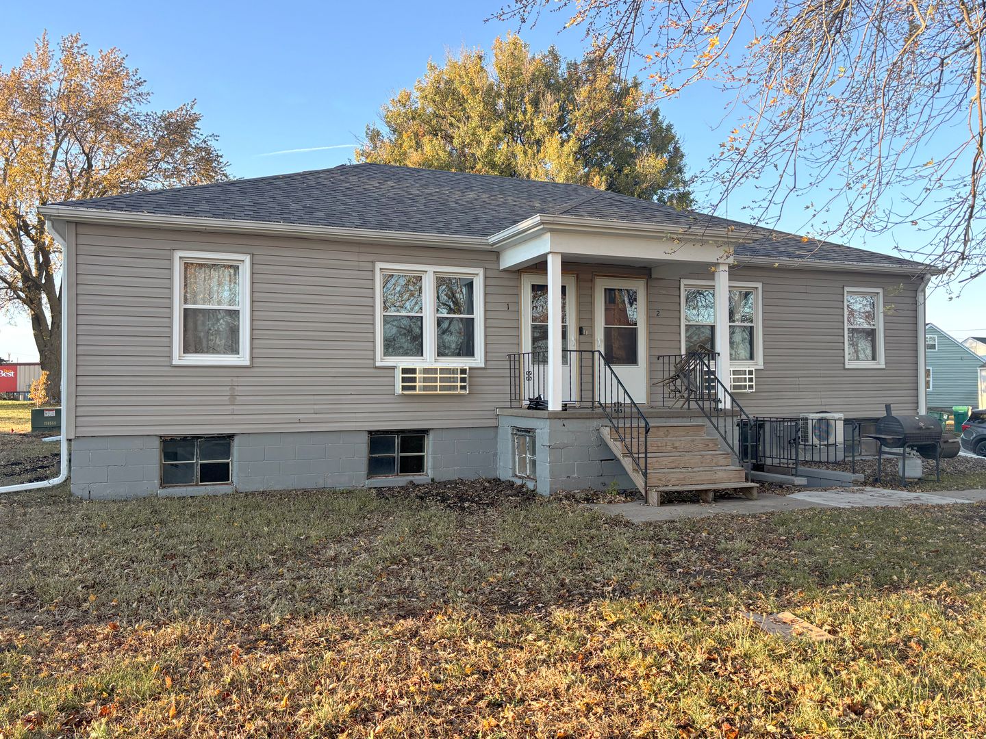 Creston Apartment: 704 Hickory St.