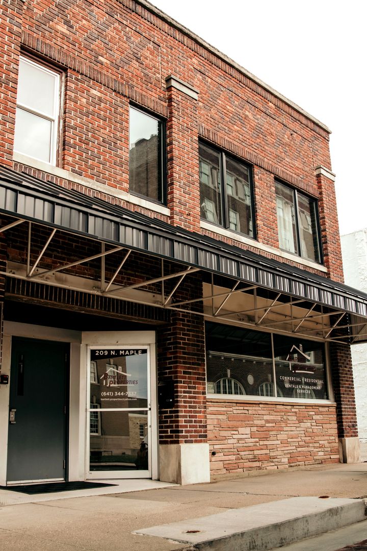 Creston Apartment: 211 N Maple St.