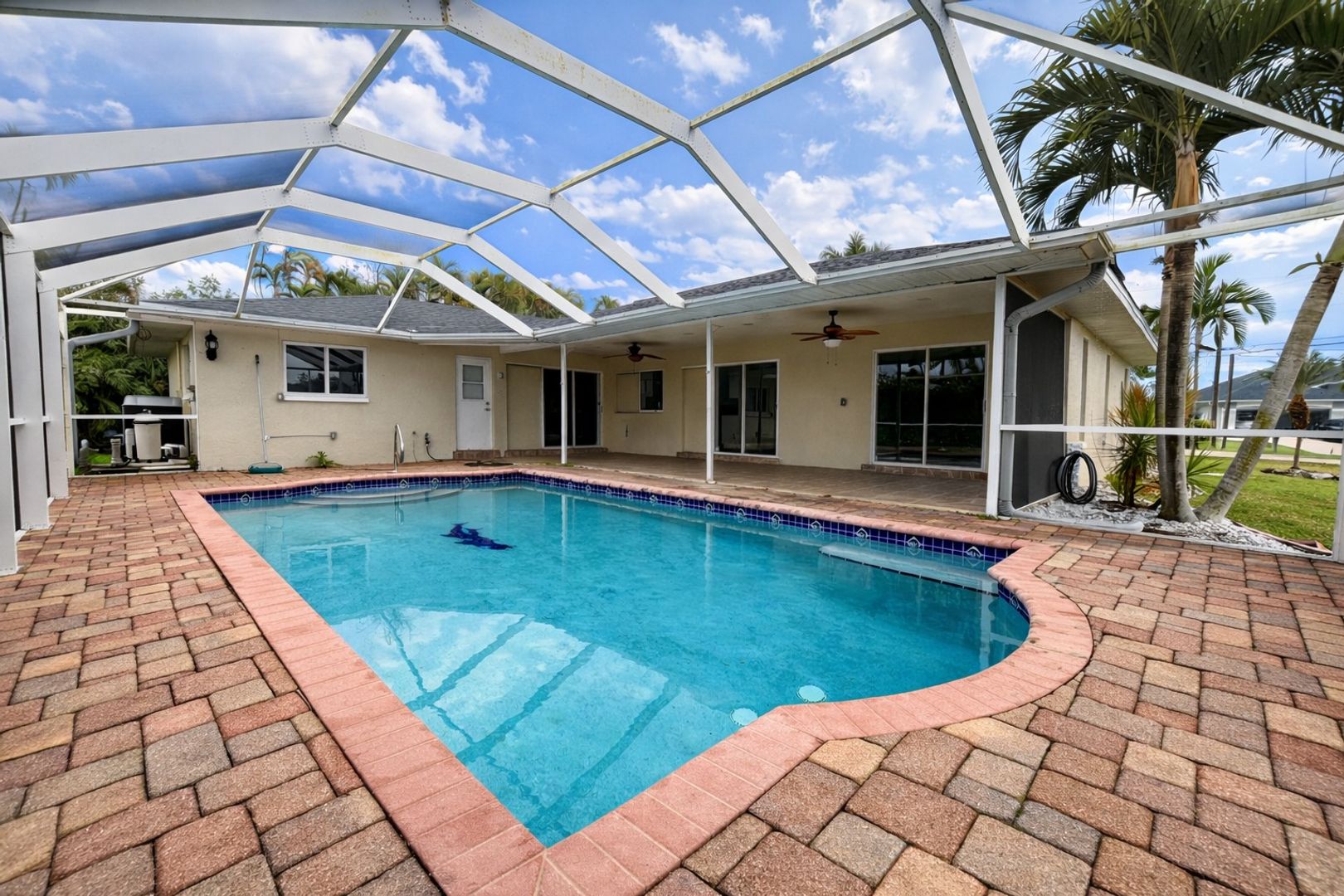 Cape Coral House: 245 SW 47th St