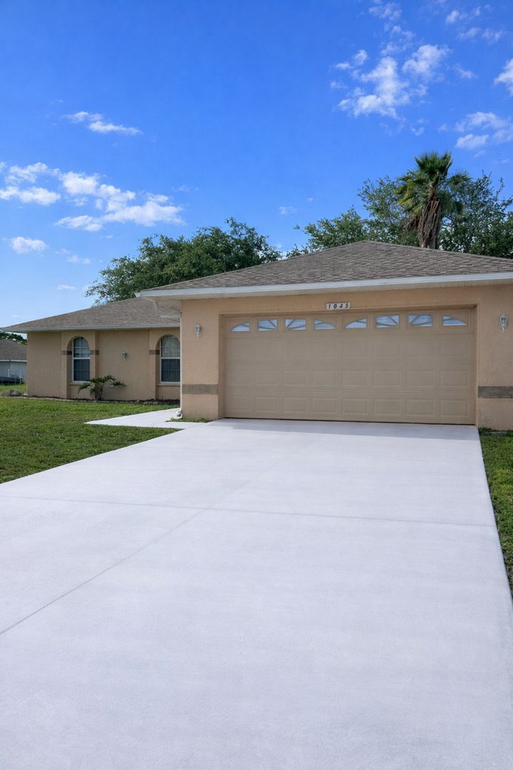 Cape Coral House: 1045 Ne 40th Ter